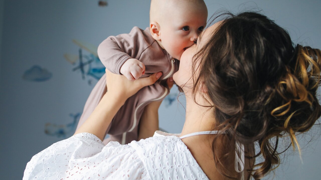 HOW MOM TAKE CARE OF HER BABY! #BABY#MOM#viral