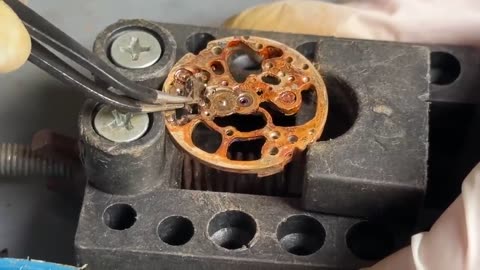 Genius boy repairs and restoration a Rolex watch worth $2 million