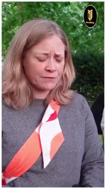 Christian Woman reads Chapter ONE .Know Quran📖 with Easy English Translation in the Playlist Below.