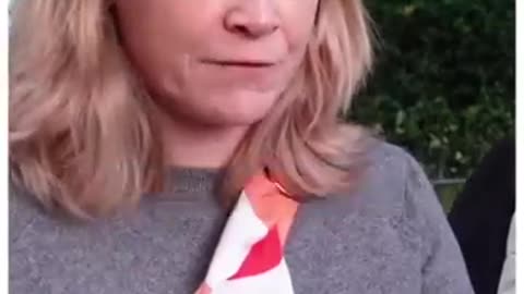 Christian Woman reads Chapter ONE .Know Quran📖 with Easy English Translation in the Playlist Below.