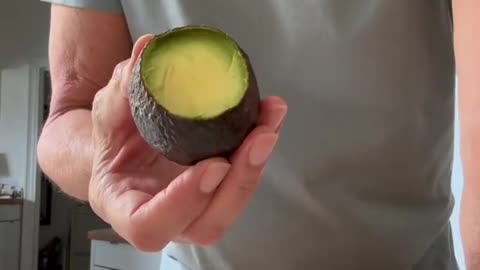 Avocado Cutting Hack Keeps Fruit Green