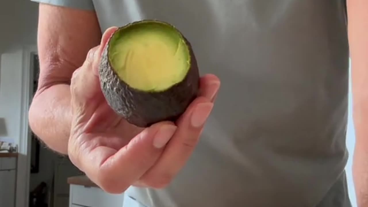 Avocado Cutting Hack Keeps Fruit Green