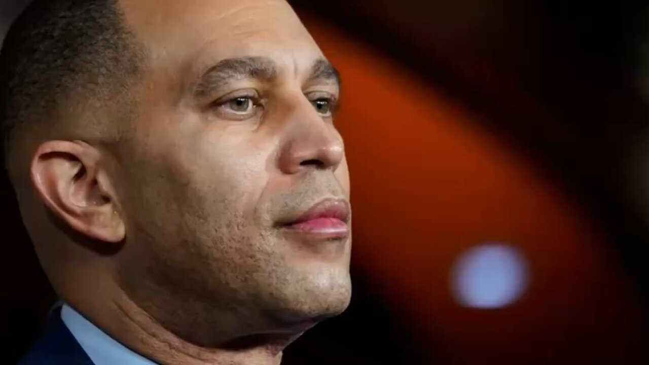 BREAKING NEWS:📣 Hakeem Jeffries attacks Karoline Leavitt. “She’s sick, out of control, demented…