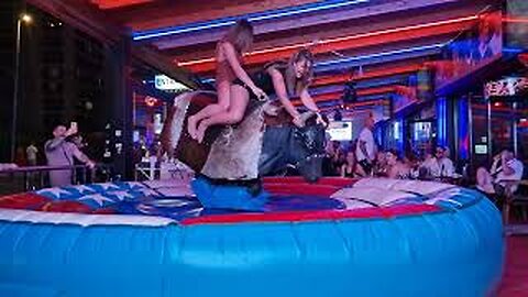 😍 Bold Girl on a Bull | Mechanical Bull Riding | Bull Riding in Benidorm