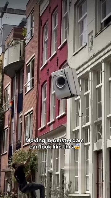 This is how people moving out in Amsterdam: The Dutch, with no elevators