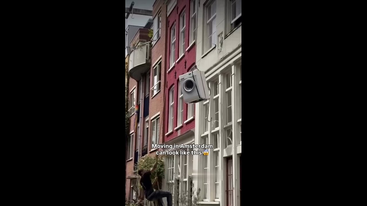 This is how people moving out in Amsterdam: The Dutch, with no elevators