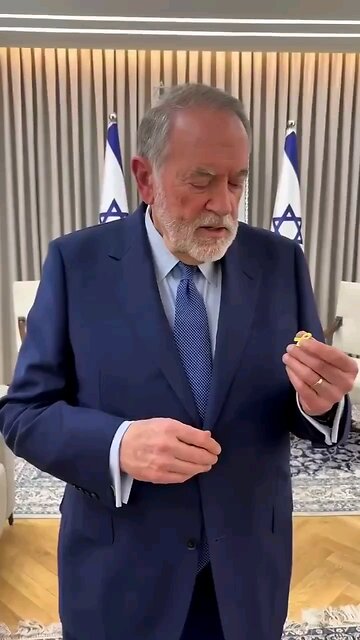 US Ambassador to Israel Huckabee took off the hostages' yellow pin: "I never want to see it again"