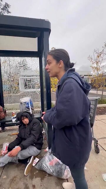 🇺🇸A girl in the US, whose iPhone was stolen by local homeless people