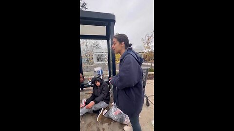🇺🇸A girl in the US, whose iPhone was stolen by local homeless people