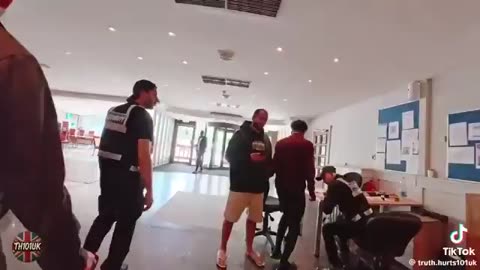 🚨WOW: The average British worker puts in 40 hours a week, yet making ends meet is a struggle.