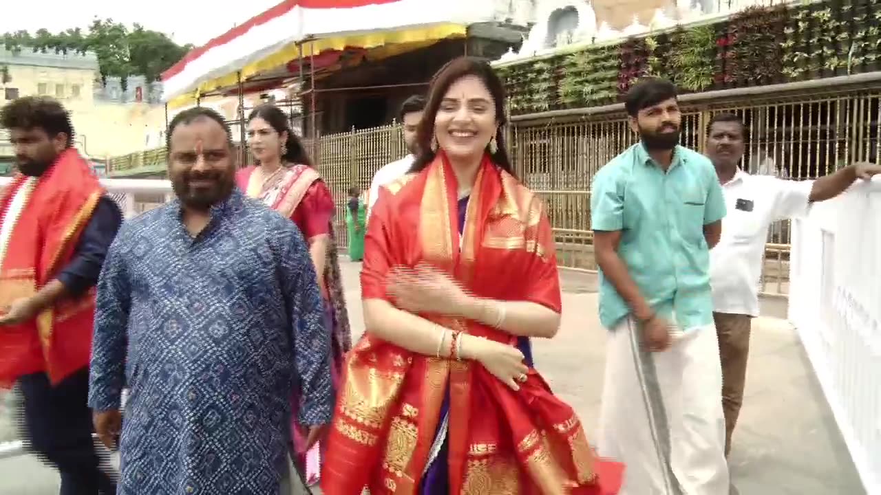 Roja And Sreemukhi Visits Tirumala Temple #roja #srimukhi #tirumala