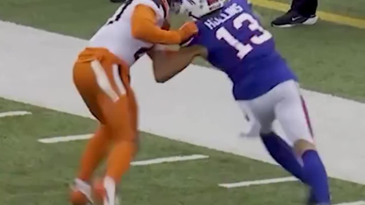 Watch how he fights through the blockers to make that hit 😮‍💨