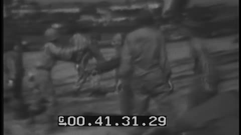 LANDINGS ON LINGAYEN GULF - LANDINGS ON LINGAYEN GULF - 428-npc-6928