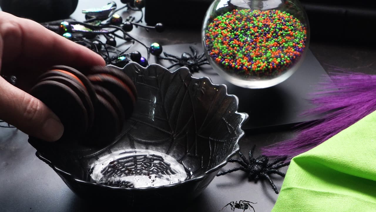 Halloween Vanilla No-Churn Ice Cream With Oreos | Spook Creamy Treat!