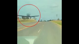 Un Tesla maniobra con calma ante un avión que se cruza en su camino