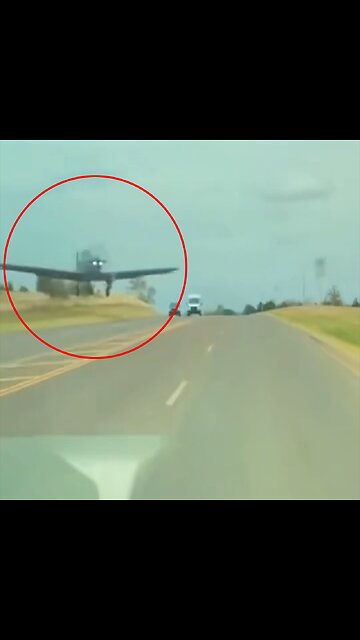 Un Tesla maniobra con calma ante un avión que se cruza en su camino