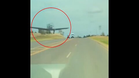 Un Tesla maniobra con calma ante un avión que se cruza en su camino