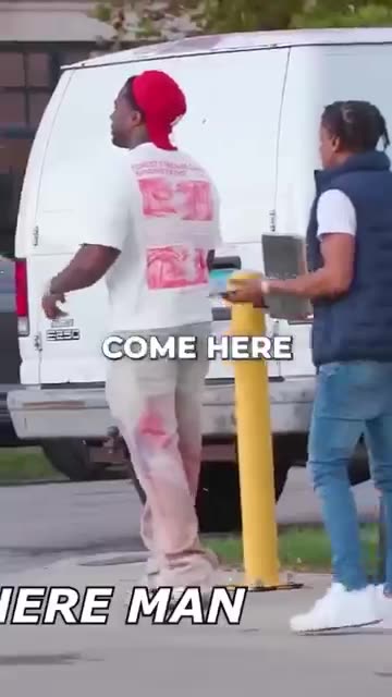 “This is four fingers” 🤣💀