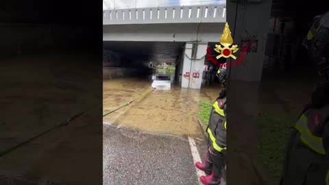 Firenze - MALTEMPO. POMPIERI SOCCORRONO PERSONA BLOCCATA IN SOTTOPASSO (28.01.25)