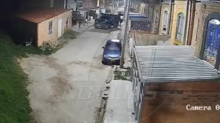 Momento en que abandonan volqueta cargada de explosivos en Tunja