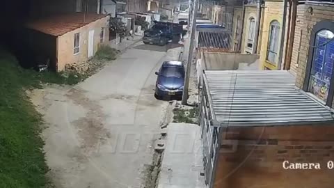 Momento en que abandonan volqueta cargada de explosivos en Tunja