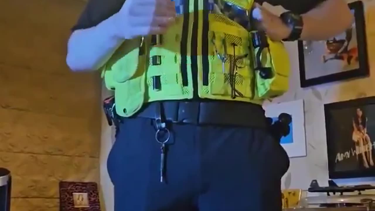 Policja aresztowała mężczyznę w Wielkiej Brytanii w środku nocy za „mowę nienawiści”, odmawiając udzielenia informacji, na której platformie/w którym poście doszło do „obraźliwego zachowania”.