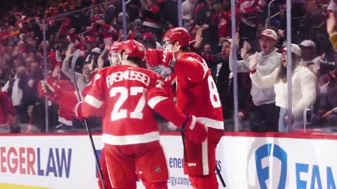 Detroit Red Wings - Big Elm picks up the rebound!