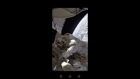 “Astronaut Spacewalk Outside the ISS – Stunning Earth View”