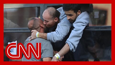 Newly freed Palestinian prisoners arrive in West Bank and Gaza