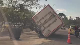 Camión volcado 1