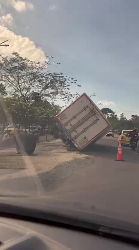 Camión volcado 1