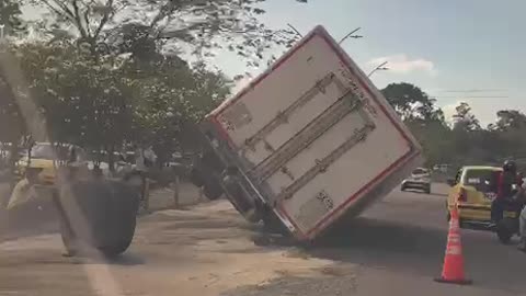 Camión volcado 1
