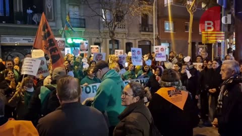 Protesta de la PAH ante la sede de Junts por la derogación de la moratoria de desahucios