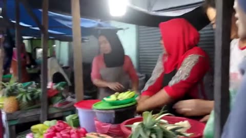 Tasting Street Rujak | Spicy and Fresh Fruit Snack Part 1