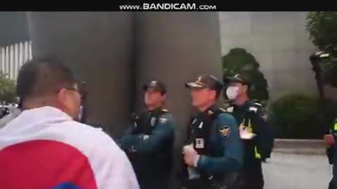 Chinese police are operating in Korea. (MOU) Police in Korea won't let Koreans walk