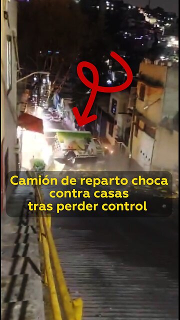 Camión de refrescos pierde el control y causa el caos en la 'bajada del diablo'