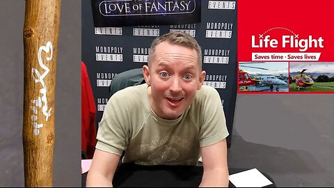 Elijah Wood ⭐️ (Frodo) signs a Wizard 🧙‍♂️ Staff for Life Flight ❤️🤍 New Zealand 💙