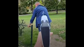Se enfrenta con pistolas de agua a supuestos estafadores en el centro de París