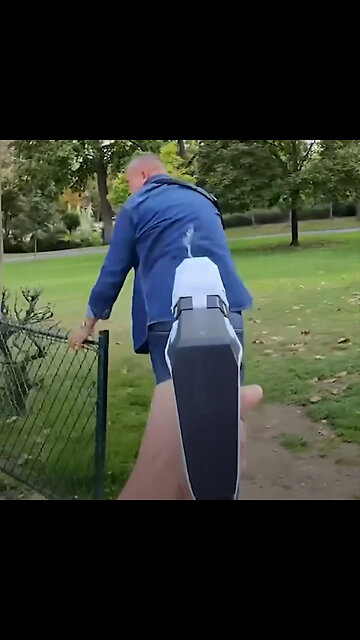 Se enfrenta con pistolas de agua a supuestos estafadores en el centro de París