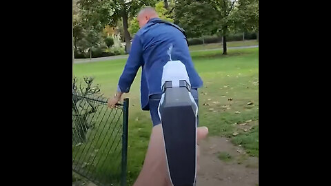 Se enfrenta con pistolas de agua a supuestos estafadores en el centro de París