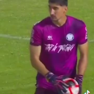 Gol absurdo no Uruguai