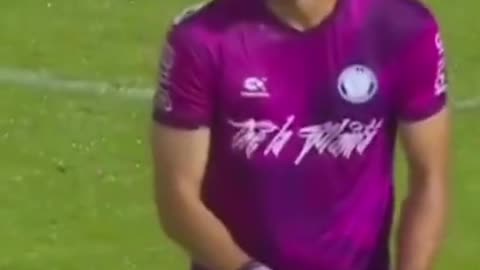 Gol absurdo no Uruguai