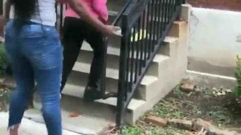 Ghetto Fight - Lady Pulls Out A Knife