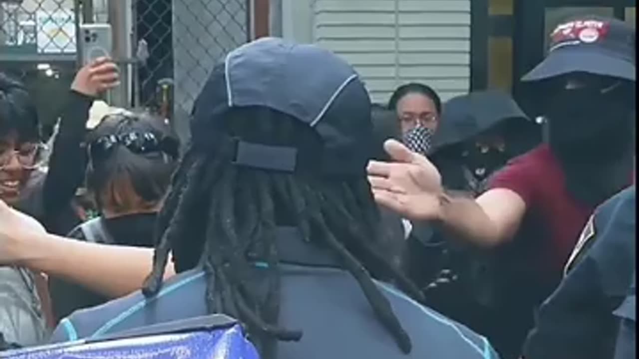 Amazon Driver vs Pro-Palestine Protesters 🚚🔥 Heated Confrontation Caught on Camera!