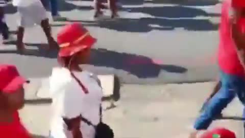 🇿🇦 South Africans are calling for the ☠️killing of white people!