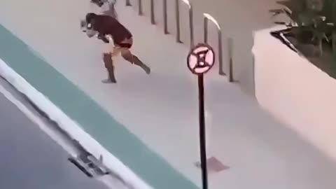 Phone thief gets beaten by the community