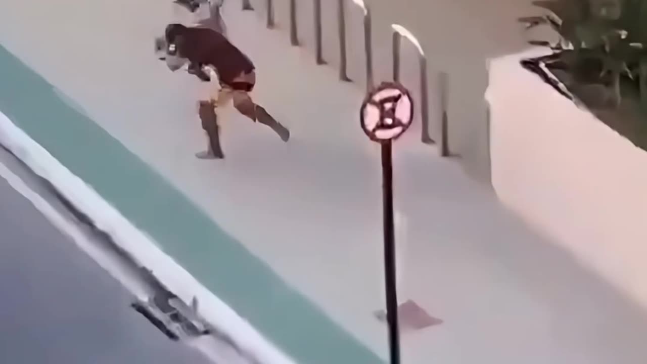 Phone thief gets beaten by the community