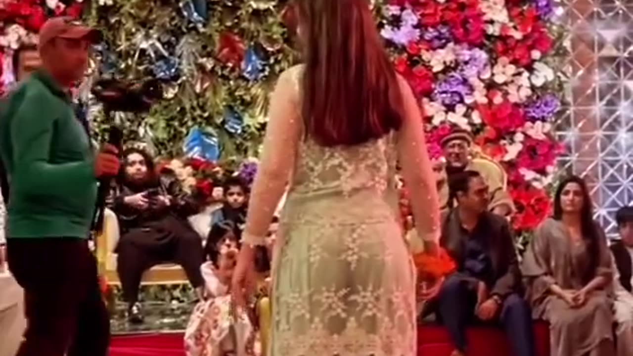 Beautiful_dance_mehndi___mehndi___#Hot_Dance_#youtubeshorts_#youtube_#ytshorts(720p)