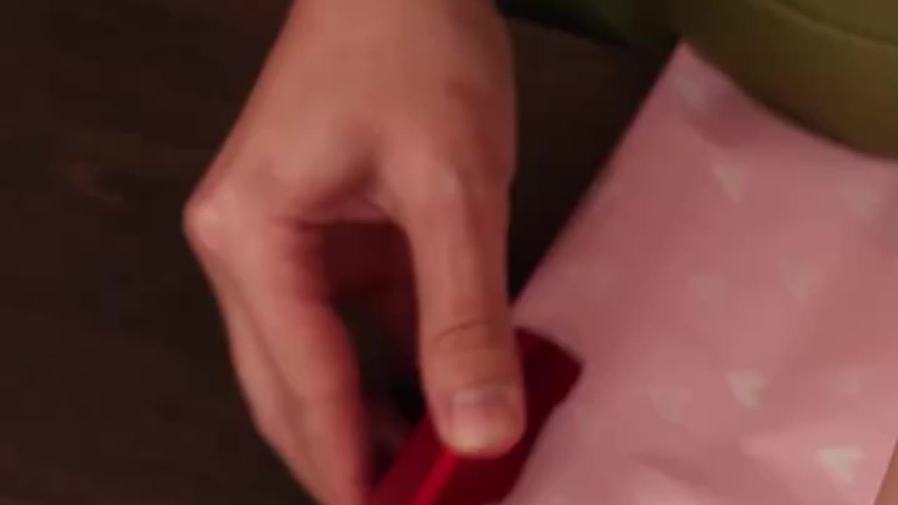 This PVC pipe hack slices wrapping paper perfectly! 🎁👌