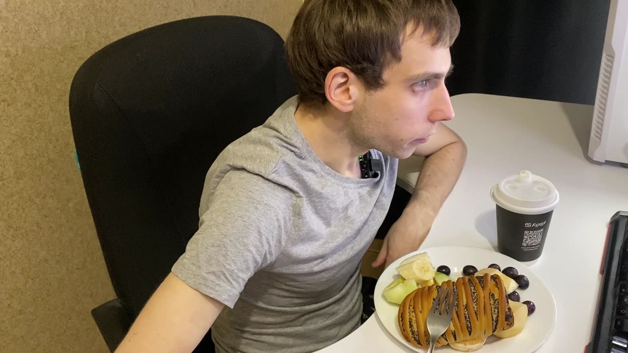 Как стать счастливым за 5 минут: кофе, булка и фрукты